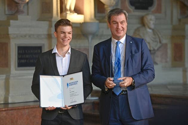 Taliso ENGEL (Paraschwimmer) erhaelt von Markus SOEDER (Ministerpraesident Bayern und CSU Vorsitzender) den Bayerischen Verdienstorden und den Bayerischen Sportpreis. Verleihung Bayerischer Verdienstorden im Antiquarium der Muenchner Residenz am 13.10.2022.