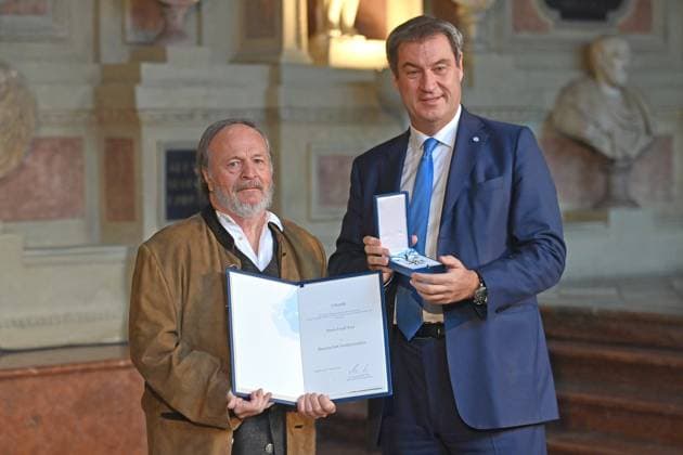Fredl FESL (Musiker) erhaelt von Markus SOEDER (Ministerpraesident Bayern und CSU Vorsitzender) den Bayerischen Verdienstorden. Verleihung Bayerischer Verdienstorden im Antiquarium der Muenchner Residenz am 13.10.2022.