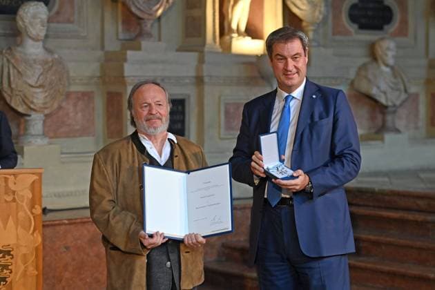 Fredl FESL (Musiker) erhaelt von Markus SOEDER (Ministerpraesident Bayern und CSU Vorsitzender) den Bayerischen Verdienstorden. Verleihung Bayerischer Verdienstorden im Antiquarium der Muenchner Residenz am 13.10.2022.