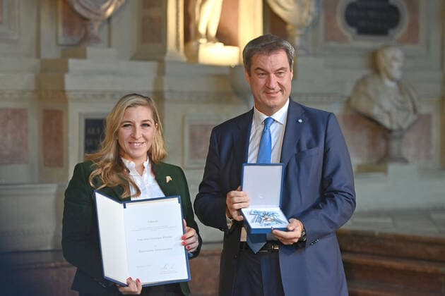 Anni Friesinger Postma (Ex Eisschnelllaeuferin) erhaelt von Markus SOEDER (Ministerpraesident Bayern und CSU Vorsitzender) den Bayerischen Verdienstorden. Verleihung Bayerischer Verdienstorden im Antiquarium der Muenchner Residenz am 13.10.2022.