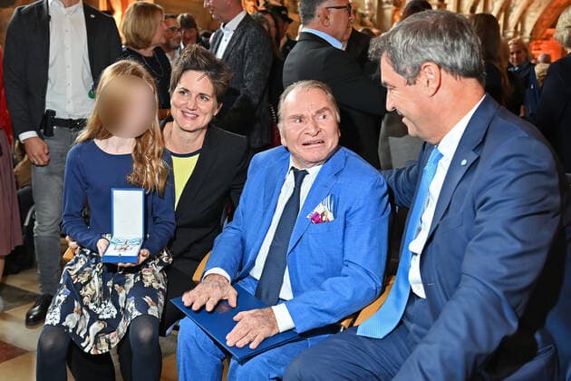 v.re:Markus SOEDER (Ministerpraesident Bayern und CSU Vorsitzender) ,Fritz WEPPER (Schauspieler), Ehefrau Susanne Kellermann und Tochter Filippa. Verleihung Bayerischer Verdienstorden im Antiquarium der Muenchner Residenz am 13.10.2022.