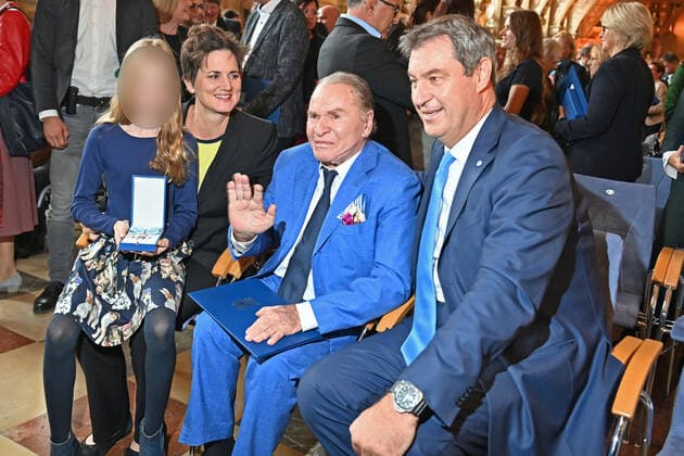 v.re:Markus SOEDER (Ministerpraesident Bayern und CSU Vorsitzender) ,Fritz WEPPER (Schauspieler), Ehefrau Susanne Kellermann und Tochter Filippa. Verleihung Bayerischer Verdienstorden im Antiquarium der Muenchner Residenz am 13.10.2022.