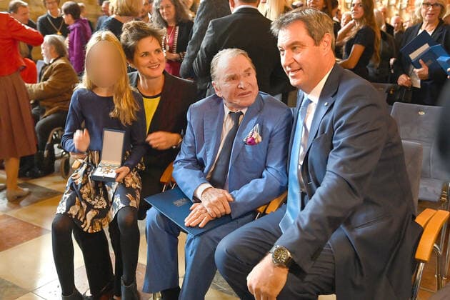 v.re:Markus SOEDER (Ministerpraesident Bayern und CSU Vorsitzender) ,Fritz WEPPER (Schauspieler), Ehefrau Susanne Kellermann und Tochter Filippa. Verleihung Bayerischer Verdienstorden im Antiquarium der Muenchner Residenz am 13.10.2022.