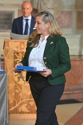 Anni Friesinger Postma (Ex Eisschnelllaeuferin) erhaelt von Markus SOEDER (Ministerpraesident Bayern und CSU Vorsitzender) den Bayerischen Verdienstorden. Verleihung Bayerischer Verdienstorden im Antiquarium der Muenchner Residenz am 13.10.2022.