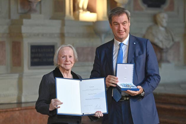 Enzi FUCHS (Schauspielerin) erhaelt von Markus SOEDER (Ministerpraesident Bayern und CSU Vorsitzender) den Bayerischen Verdienstorden. Verleihung Bayerischer Verdienstorden im Antiquarium der Muenchner Residenz am 13.10.2022.