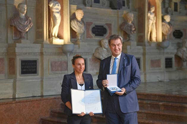 Anne HAUG (Triathletin) erhaelt von Markus SOEDER (Ministerpraesident Bayern und CSU Vorsitzender) den Bayerischen Verdienstorden. Verleihung Bayerischer Verdienstorden im Antiquarium der Muenchner Residenz am 13.10.2022.