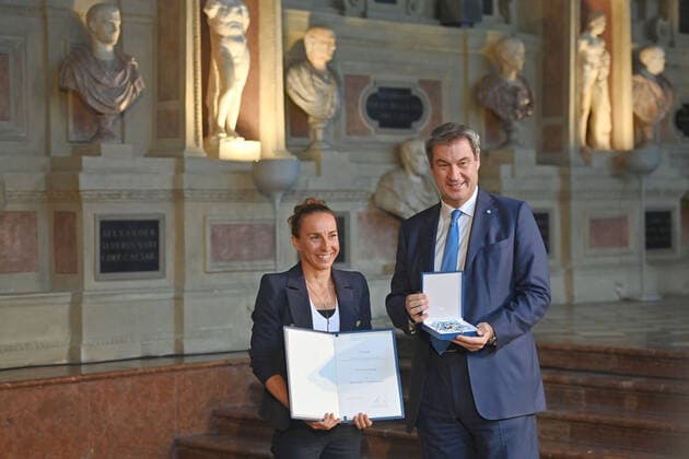 Anne HAUG (Triathletin) erhaelt von Markus SOEDER (Ministerpraesident Bayern und CSU Vorsitzender) den Bayerischen Verdienstorden. Verleihung Bayerischer Verdienstorden im Antiquarium der Muenchner Residenz am 13.10.2022.