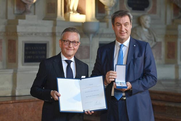 Prof. Klaus Jodef LUTZ erhaelt von Markus SOEDER (Ministerpraesident Bayern und CSU Vorsitzender) den Bayerischen Verdienstorden. Verleihung Bayerischer Verdienstorden im Antiquarium der Muenchner Residenz am 13.10.2022.
