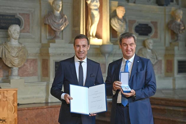 Kai PFLAUME (Moderator) erhaelt von Markus SOEDER (Ministerpraesident Bayern und CSU Vorsitzender) den Bayerischen Verdienstorden. Verleihung Bayerischer Verdienstorden im Antiquarium der Muenchner Residenz am 13.10.2022.
