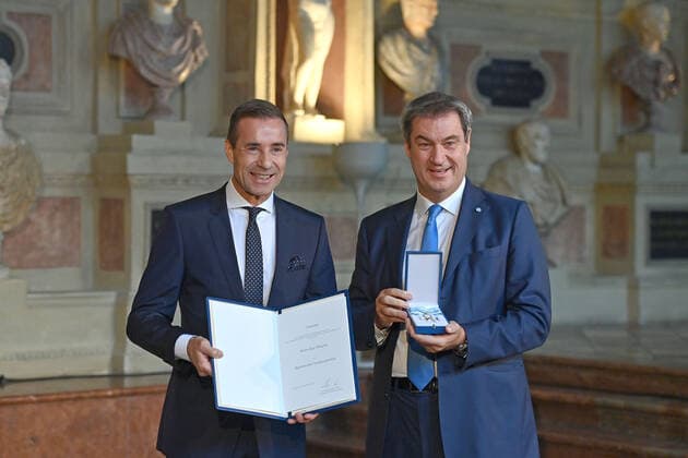 Kai PFLAUME (Moderator) erhaelt von Markus SOEDER (Ministerpraesident Bayern und CSU Vorsitzender) den Bayerischen Verdienstorden. Verleihung Bayerischer Verdienstorden im Antiquarium der Muenchner Residenz am 13.10.2022.