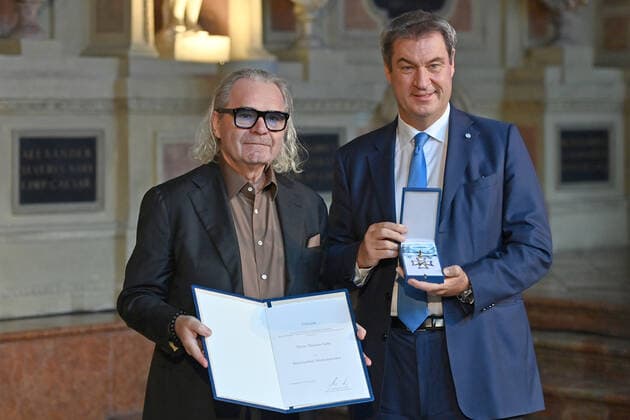 Thomas SABO (Designer) erhaelt von Markus SOEDER (Ministerpraesident Bayern und CSU Vorsitzender) den Bayerischen Verdienstorden. Verleihung Bayerischer Verdienstorden im Antiquarium der Muenchner Residenz am 13.10.2022.