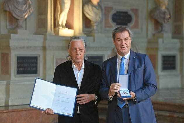 Charles SCHUMANN (Barkeeper und Gastronom) erhaelt von Markus SOEDER (Ministerpraesident Bayern und CSU Vorsitzender) den Bayerischen Verdienstorden. Verleihung Bayerischer Verdienstorden im Antiquarium der Muenchner Residenz am 13.10.2022.