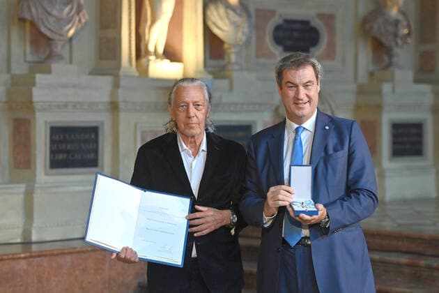 Charles SCHUMANN (Barkeeper und Gastronom) erhaelt von Markus SOEDER (Ministerpraesident Bayern und CSU Vorsitzender) den Bayerischen Verdienstorden. Verleihung Bayerischer Verdienstorden im Antiquarium der Muenchner Residenz am 13.10.2022.
