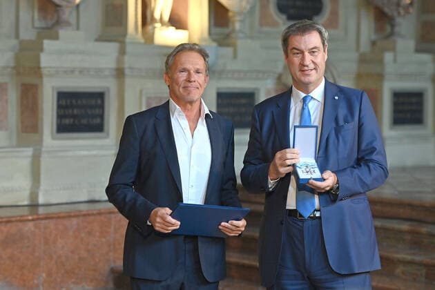 Christian TRAMITZ (Schauspieler) erhaelt von Markus SOEDER (Ministerpraesident Bayern und CSU Vorsitzender) den Bayerischen Verdienstorden. Verleihung Bayerischer Verdienstorden im Antiquarium der Muenchner Residenz am 13.10.2022.