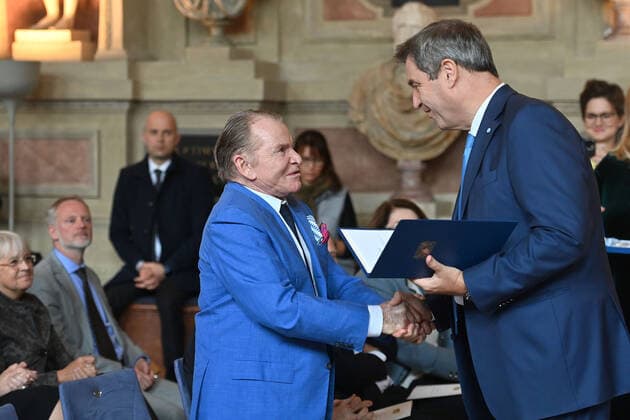 Fritz WEPPER (Schauspieler) erhaelt von Markus SOEDER (Ministerpraesident Bayern und CSU Vorsitzender) den Bayerischen Verdienstorden. Verleihung Bayerischer Verdienstorden im Antiquarium der Muenchner Residenz am 13.10.2022.