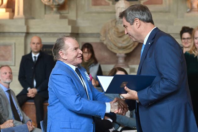 Fritz WEPPER (Schauspieler) erhaelt von Markus SOEDER (Ministerpraesident Bayern und CSU Vorsitzender) den Bayerischen Verdienstorden. Verleihung Bayerischer Verdienstorden im Antiquarium der Muenchner Residenz am 13.10.2022.