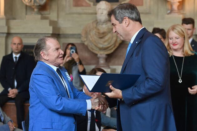 Fritz WEPPER (Schauspieler) erhaelt von Markus SOEDER (Ministerpraesident Bayern und CSU Vorsitzender) den Bayerischen Verdienstorden. Verleihung Bayerischer Verdienstorden im Antiquarium der Muenchner Residenz am 13.10.2022.