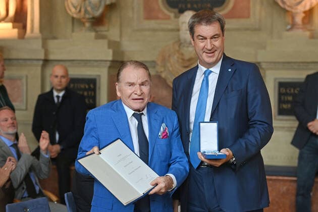 Fritz WEPPER (Schauspieler) erhaelt von Markus SOEDER (Ministerpraesident Bayern und CSU Vorsitzender) den Bayerischen Verdienstorden. Verleihung Bayerischer Verdienstorden im Antiquarium der Muenchner Residenz am 13.10.2022.