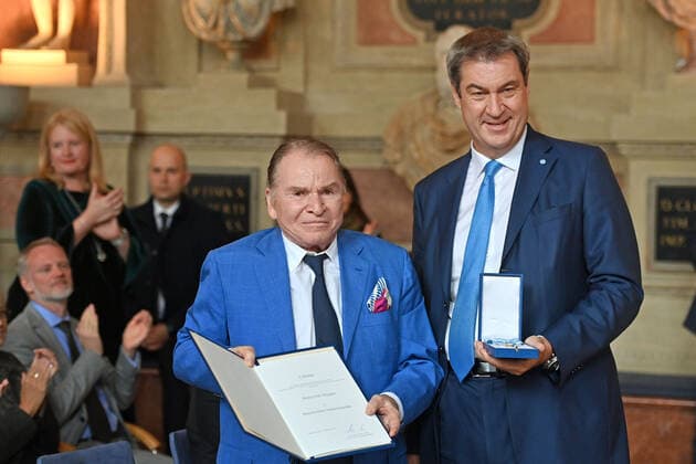 Fritz WEPPER (Schauspieler) erhaelt von Markus SOEDER (Ministerpraesident Bayern und CSU Vorsitzender) den Bayerischen Verdienstorden. Verleihung Bayerischer Verdienstorden im Antiquarium der Muenchner Residenz am 13.10.2022.