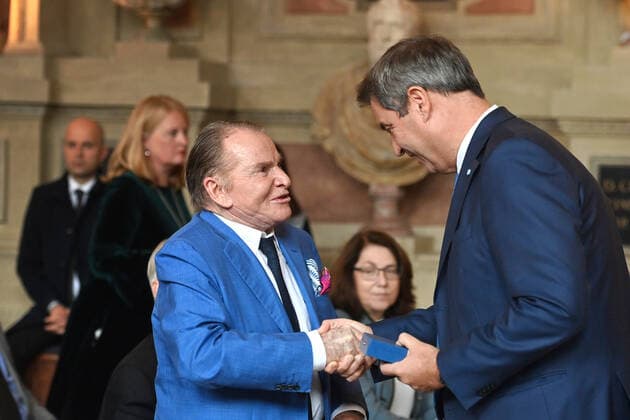 Fritz WEPPER (Schauspieler) erhaelt von Markus SOEDER (Ministerpraesident Bayern und CSU Vorsitzender) den Bayerischen Verdienstorden. Verleihung Bayerischer Verdienstorden im Antiquarium der Muenchner Residenz am 13.10.2022.