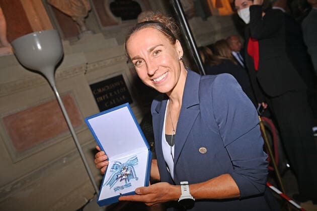 Anne HAUG (Triathletin) mit dem Bayerischen Verdienstorden. Einzelbild,angeschnittenes Einzelmotiv, Halbfigur,halbe Figur. Verleihung Bayerischer Verdienstorden im Antiquarium der Muenchner Residenz am 13.10.2022.