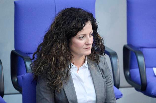 Plenarsitzung im Bundestag in Berlin Cansel Kiziltepe (Parlamentarische Staatssekretärin bei der Bundesministerin für Wohnen, Stadtentwicklung und Bauwesen, SPD) während der Sitzung des Deutschen Bundestags am 13.10.2022 in Berlin. Berlin Bundestag Berlin Deutschland *** Plenary session in the Bundestag in Berlin Cansel Kiziltepe Parliamentary State Secretary to the Federal Minister for Housing, Urban Development and Construction, SPD during the session of the German Bundestag on 13 10 2022 in Berlin Berlin Bundestag Berlin Germany