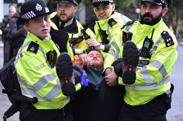 Bilder des Jahres 2022, News 10 Oktober News Themen der Woche KW41 October 13, 2022, London, England, United Kingdom: Met Police arrest an activist during the protest. On another day of Occupy Westminster action, climate activists group Just Stop Oil blocked a major South London junction at St George s Circus, Southwark. The activists demand is to stop all future licensing and consents for the exploration, development and production of fossil fuels in the UK. London United Kingdom - ZUMAk172 20221013_zip_k172_010 Copyright: xThomasxKrychx