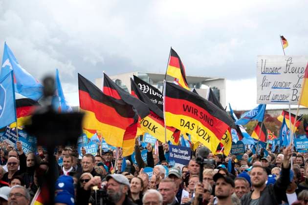 Deutsche Parteien: AfD, Symbolbilder AfD Demo - Unser Land Zuerst DEU, Deutschland, Germany, Berlin, 08.10.2022 Demonstrant mit Fahne Wir sind das Volk auf einer Kundgebung und Demonstration der rechtsextremen Partei Alternative fuer Deutschland AfD unter dem Motto Unser Land Zuerst Energiesicherheit und Inflationsschutz im Regierungsviertel in Berlin, Deutschland. Der Protest gegen die Poltik der Bundesregierung, Energiepolitik, und steigende Preise und Inflation wird unterstuetzt von sog. Querdenker und Rechtsradikalen. Als Folge des Krieges in der Ukraine ist das Hauptthema fuer rechte Parteien in Deutschland jetzt die soziale Frage. en: Protester with a flag We are the people at a rally and demonstration of the far-right Alternative fuer Deutschland AfD party under the sl