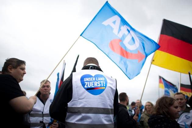 Deutsche Parteien: AfD, Symbolbilder AfD Demo - Unser Land Zuerst DEU, Deutschland, Germany, Berlin, 08.10.2022 Demonstrant mit Fahne auf einer Kundgebung und Demonstration der rechtsextremen Partei Alternative fuer Deutschland AfD unter dem Motto Unser Land Zuerst Energiesicherheit und Inflationsschutz im Regierungsviertel in Berlin, Deutschland. Der Protest gegen die Poltik der Bundesregierung, Energiepolitik, und steigende Preise und Inflation wird unterstuetzt von sog. Querdenker und Rechtsradikalen. Als Folge des Krieges in der Ukraine ist das Hauptthema fuer rechte Parteien in Deutschland jetzt die soziale Frage. en: Protester with a flag at a rally and demonstration of the far-right Alternative fuer Deutschland AfD party under the slogan Our country first, energy secur