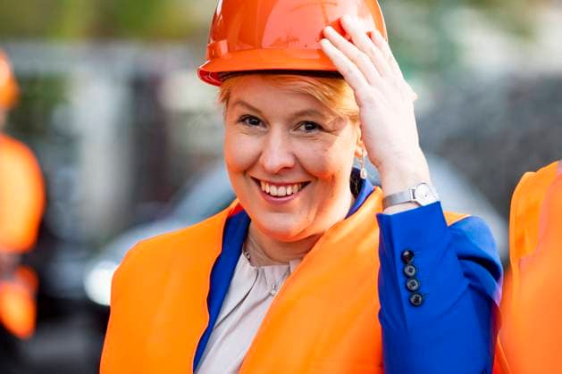 Die Regierende Buergermeisterin Franziska Giffey zieht einen Schutzhelm bei ihrer Ankunft vor der Taufe der Tunnelvortriebsmaschine für den Ersatzbau der Kabeldiagonale in Berlin am 13. Oktober 2022. Taufe der Tunnelvortriebsmaschine für den Ersatzbau der Kabeldiagonale Berlin *** Governing Mayor Franziska Giffey dons a hard hat upon her arrival before the christening of the tunnel boring machine for the replacement construction of the cable diagonal in Berlin on October 13, 2022 christening of the tunnel boring machine for the replacement construction of the cable diagonal Berlin