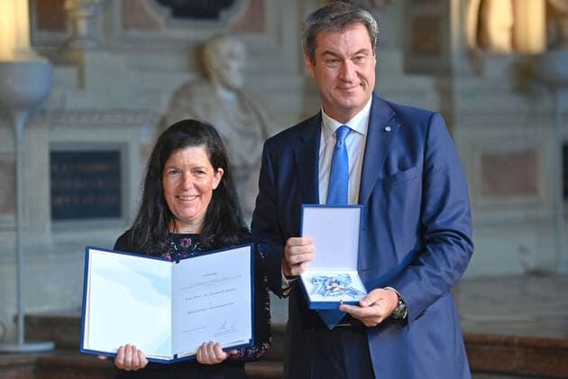 Prof.Dr. Elisabeth ANDRE erhaelt von Markus SOEDER (Ministerpraesident Bayern und CSU Vorsitzender) den Bayerischen Verdienstorden. Verleihung Bayerischer Verdienstorden im Antiquarium der Muenchner Residenz am 13.10.2022.