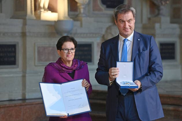 Gudrun BRENDEL FISCHER erhaelt von Markus SOEDER (Ministerpraesident Bayern und CSU Vorsitzender) den Bayerischen Verdienstorden. Verleihung Bayerischer Verdienstorden im Antiquarium der Muenchner Residenz am 13.10.2022.
