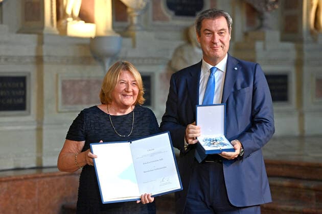 Eva GOTTSTEIN erhaelt von Markus SOEDER (Ministerpraesident Bayern und CSU Vorsitzender) den Bayerischen Verdienstorden. Verleihung Bayerischer Verdienstorden im Antiquarium der Muenchner Residenz am 13.10.2022.