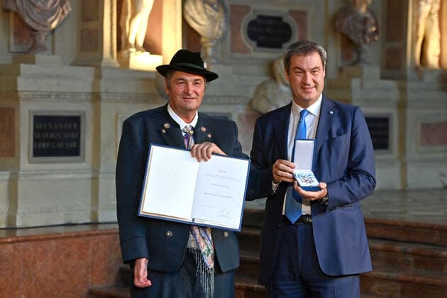 Josef GLATZ erhaelt von Markus SOEDER (Ministerpraesident Bayern und CSU Vorsitzender) den Bayerischen Verdienstorden. Verleihung Bayerischer Verdienstorden im Antiquarium der Muenchner Residenz am 13.10.2022.