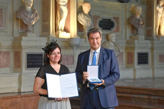 Yasemin GUENAY erhaelt von Markus SOEDER (Ministerpraesident Bayern und CSU Vorsitzender) den Bayerischen Verdienstorden. Verleihung Bayerischer Verdienstorden im Antiquarium der Muenchner Residenz am 13.10.2022.