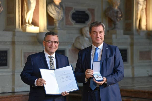 Florian HERRMANN (CSU,Leiter der Staatskanzlei) erhaelt von Markus SOEDER (Ministerpraesident Bayern und CSU Vorsitzender) den Bayerischen Verdienstorden. Verleihung Bayerischer Verdienstorden im Antiquarium der Muenchner Residenz am 13.10.2022.