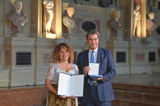 Olga KOTLYTSKA erhaelt von Markus SOEDER (Ministerpraesident Bayern und CSU Vorsitzender) den Bayerischen Verdienstorden. Verleihung Bayerischer Verdienstorden im Antiquarium der Muenchner Residenz am 13.10.2022.
