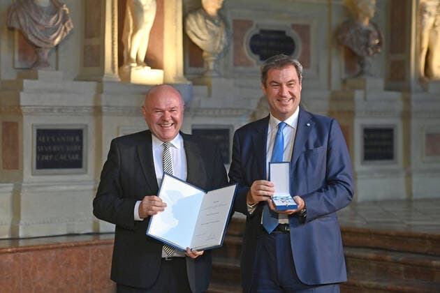 Toni LAUERER erhaelt von Markus SOEDER (Ministerpraesident Bayern und CSU Vorsitzender) den Bayerischen Verdienstorden. Verleihung Bayerischer Verdienstorden im Antiquarium der Muenchner Residenz am 13.10.2022.