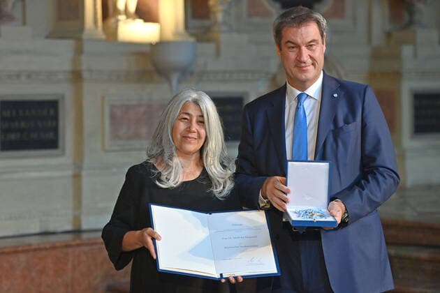 Dr,. Mahbuba MAQSOODI erhaelt von Markus SOEDER (Ministerpraesident Bayern und CSU Vorsitzender) den Bayerischen Verdienstorden. Verleihung Bayerischer Verdienstorden im Antiquarium der Muenchner Residenz am 13.10.2022.