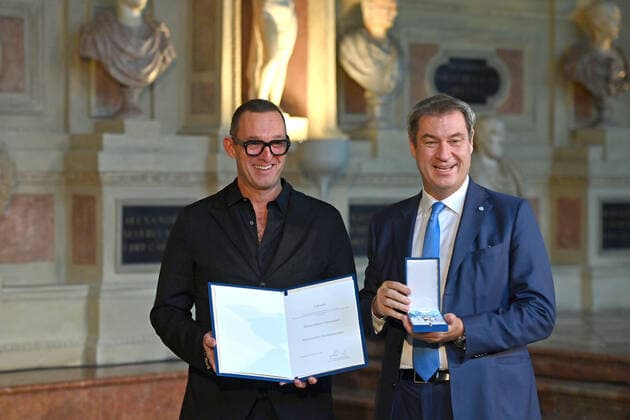 Albert OSTERMAIER erhaelt von Markus SOEDER (Ministerpraesident Bayern und CSU Vorsitzender) den Bayerischen Verdienstorden. Verleihung Bayerischer Verdienstorden im Antiquarium der Muenchner Residenz am 13.10.2022.