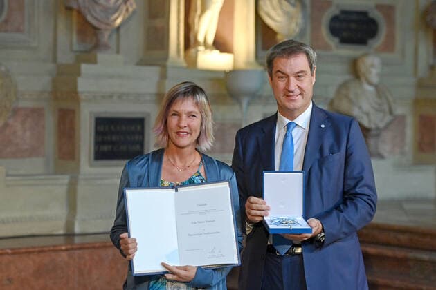 Marlies PETERSEN erhaelt von Markus SOEDER (Ministerpraesident Bayern und CSU Vorsitzender) den Bayerischen Verdienstorden. Verleihung Bayerischer Verdienstorden im Antiquarium der Muenchner Residenz am 13.10.2022.