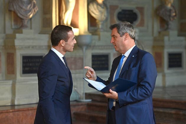 Kai PFLAUME (Moderator) erhaelt von Markus SOEDER (Ministerpraesident Bayern und CSU Vorsitzender) den Bayerischen Verdienstorden. Verleihung Bayerischer Verdienstorden im Antiquarium der Muenchner Residenz am 13.10.2022.