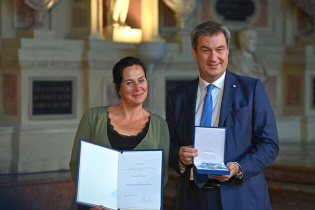 Ines PROCTER erhaelt von Markus SOEDER (Ministerpraesident Bayern und CSU Vorsitzender) den Bayerischen Verdienstorden. Verleihung Bayerischer Verdienstorden im Antiquarium der Muenchner Residenz am 13.10.2022.