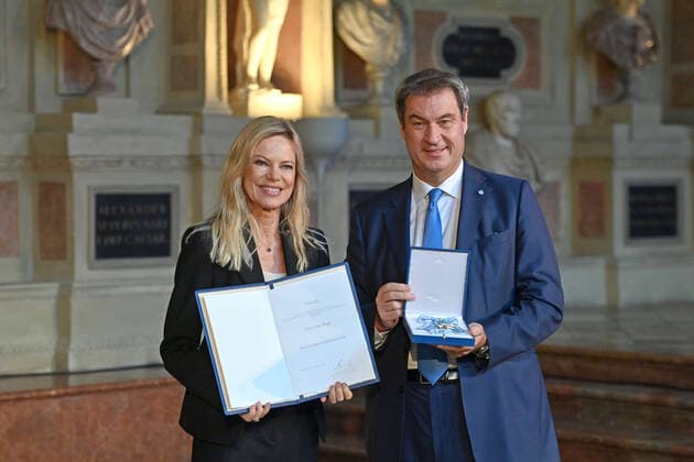 Bilder des Jahres 2022, Entertainment 10 Oktober Entertainment Themen der Woche KW41 Nina RUGE (Moderatorin) erhaelt von Markus SOEDER (Ministerpraesident Bayern und CSU Vorsitzender) den Bayerischen Verdienstorden. Verleihung Bayerischer Verdienstorden im Antiquarium der Muenchner Residenz am 13.10.2022. *** Nina RUGE presenter receives the Bavarian Order of Merit from Markus SOEDER State Premier of Bavaria and CSU Chairman Award of the Bavarian Order of Merit in the Antiquarium of the Munich Residence on 13 10 2022