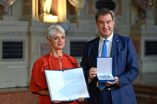 Adeline SCHEBESCH erhaelt von Markus SOEDER (Ministerpraesident Bayern und CSU Vorsitzender) den Bayerischen Verdienstorden. Verleihung Bayerischer Verdienstorden im Antiquarium der Muenchner Residenz am 13.10.2022.