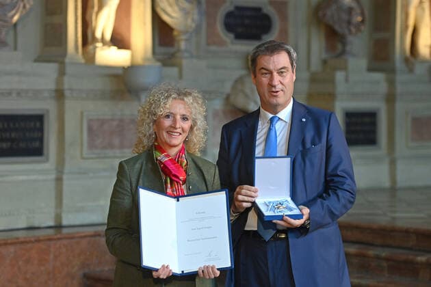 Ingrid STENGER erhaelt von Markus SOEDER (Ministerpraesident Bayern und CSU Vorsitzender) den Bayerischen Verdienstorden. Verleihung Bayerischer Verdienstorden im Antiquarium der Muenchner Residenz am 13.10.2022.