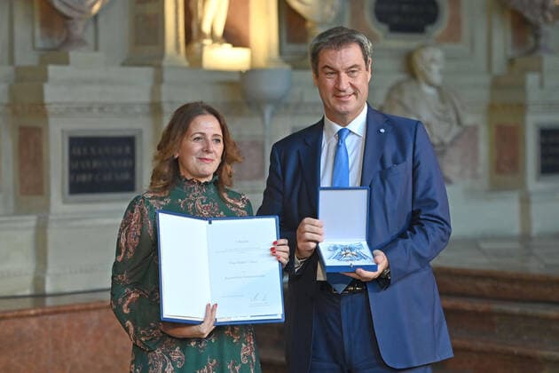 Niluefer ULUSOY erhaelt von Markus SOEDER (Ministerpraesident Bayern und CSU Vorsitzender) den Bayerischen Verdienstorden. Verleihung Bayerischer Verdienstorden im Antiquarium der Muenchner Residenz am 13.10.2022.