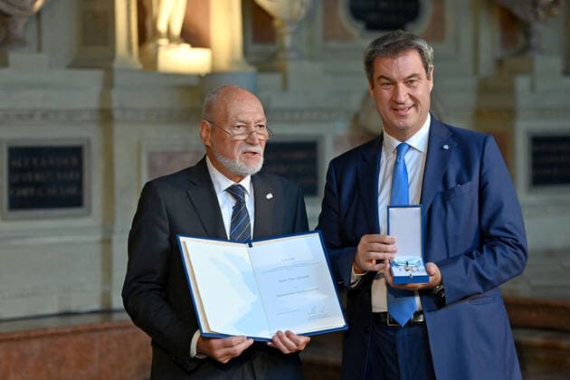 Max SCHMIDT erhaelt von Markus SOEDER (Ministerpraesident Bayern und CSU Vorsitzender) den Bayerischen Verdienstorden. Verleihung Bayerischer Verdienstorden im Antiquarium der Muenchner Residenz am 13.10.2022.