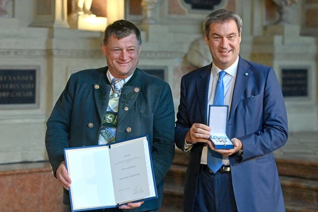 Anton SPEER erhaelt von Markus SOEDER (Ministerpraesident Bayern und CSU Vorsitzender) den Bayerischen Verdienstorden. Verleihung Bayerischer Verdienstorden im Antiquarium der Muenchner Residenz am 13.10.2022.