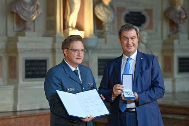 Dr. Fritz Helge VOSS erhaelt von Markus SOEDER (Ministerpraesident Bayern und CSU Vorsitzender) den Bayerischen Verdienstorden. Verleihung Bayerischer Verdienstorden im Antiquarium der Muenchner Residenz am 13.10.2022.